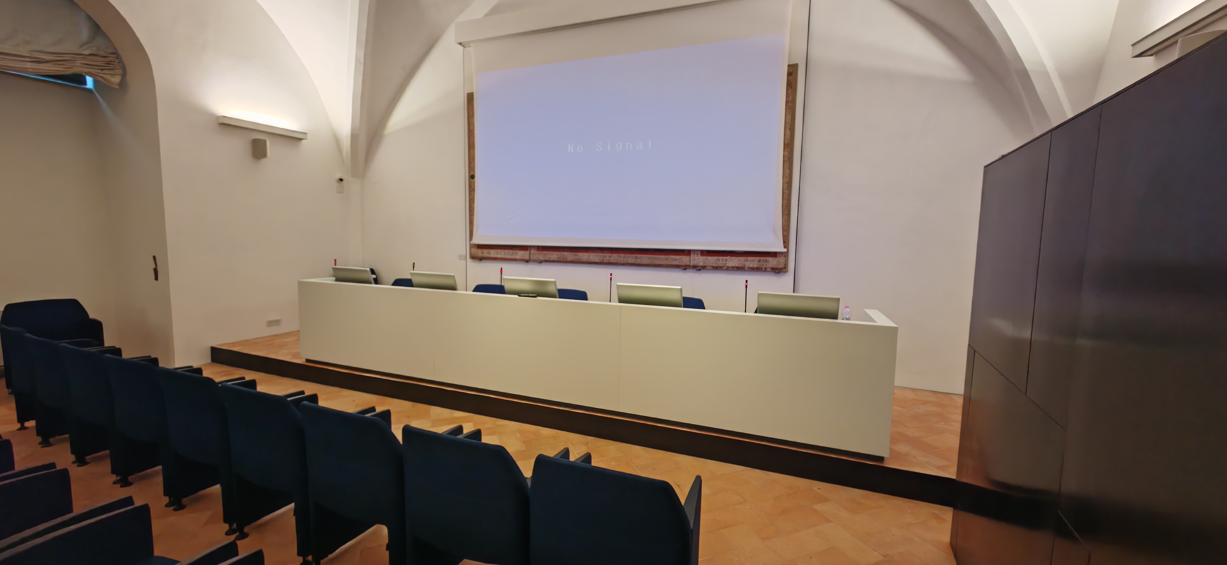 Tavolo multimediale sala conferenze Galleria Nazionale dell’Umbria-Perugia, attrezzato con monitor22” FHD a scomparsa, microfoni a scomparsa ,interfaccia BYOD e impianto multimediale di sala